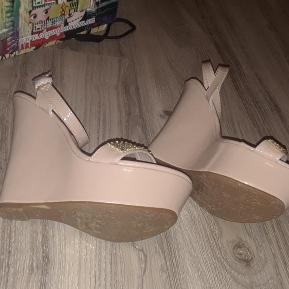 FREE with Bundle Special Occasion Platform Heels in Nude and Rhinestone 9 NIB - Picture 3 of 5